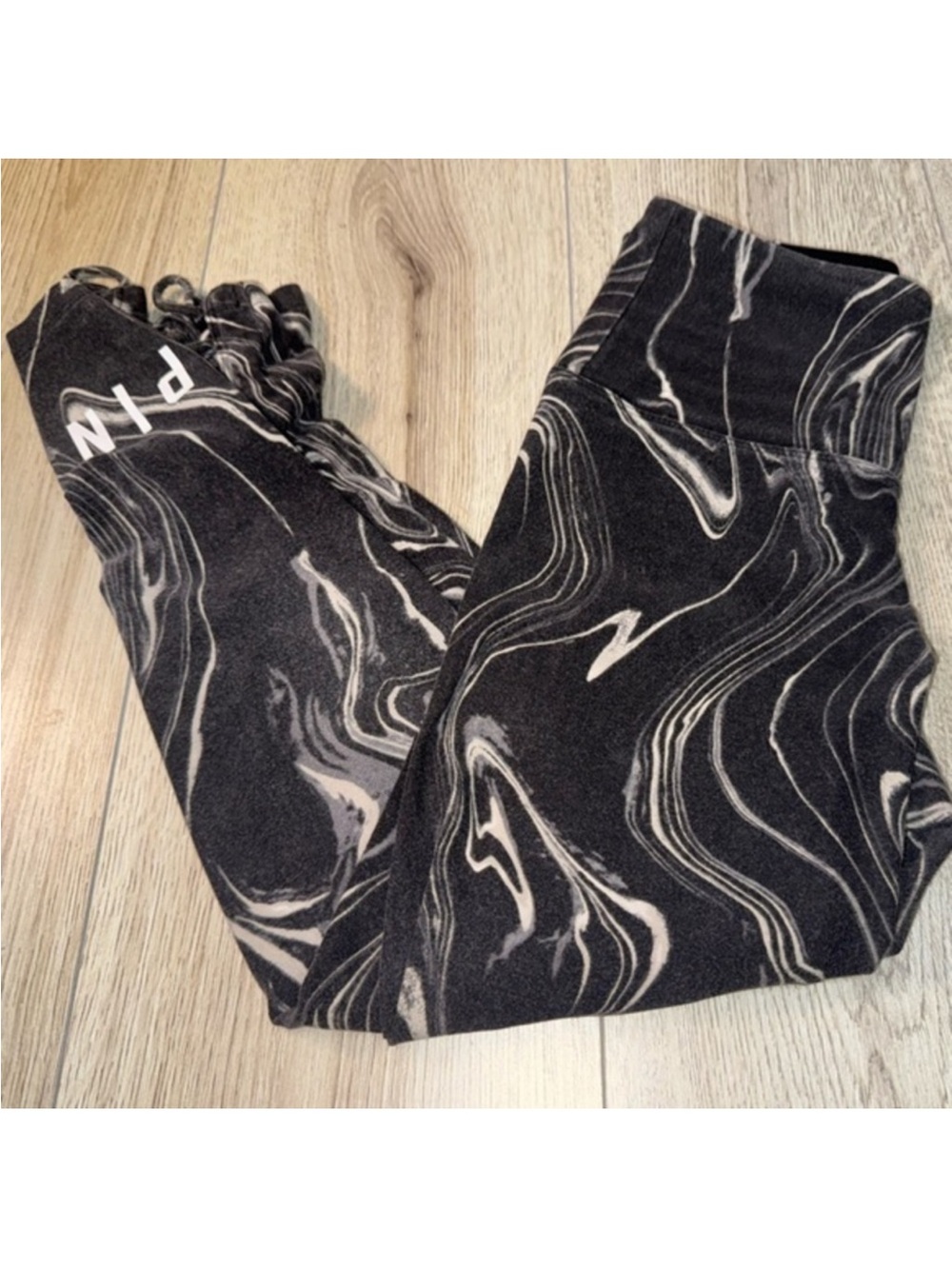 PINK Victoria's Secret Black and White Leggings tights vs pink capri crop